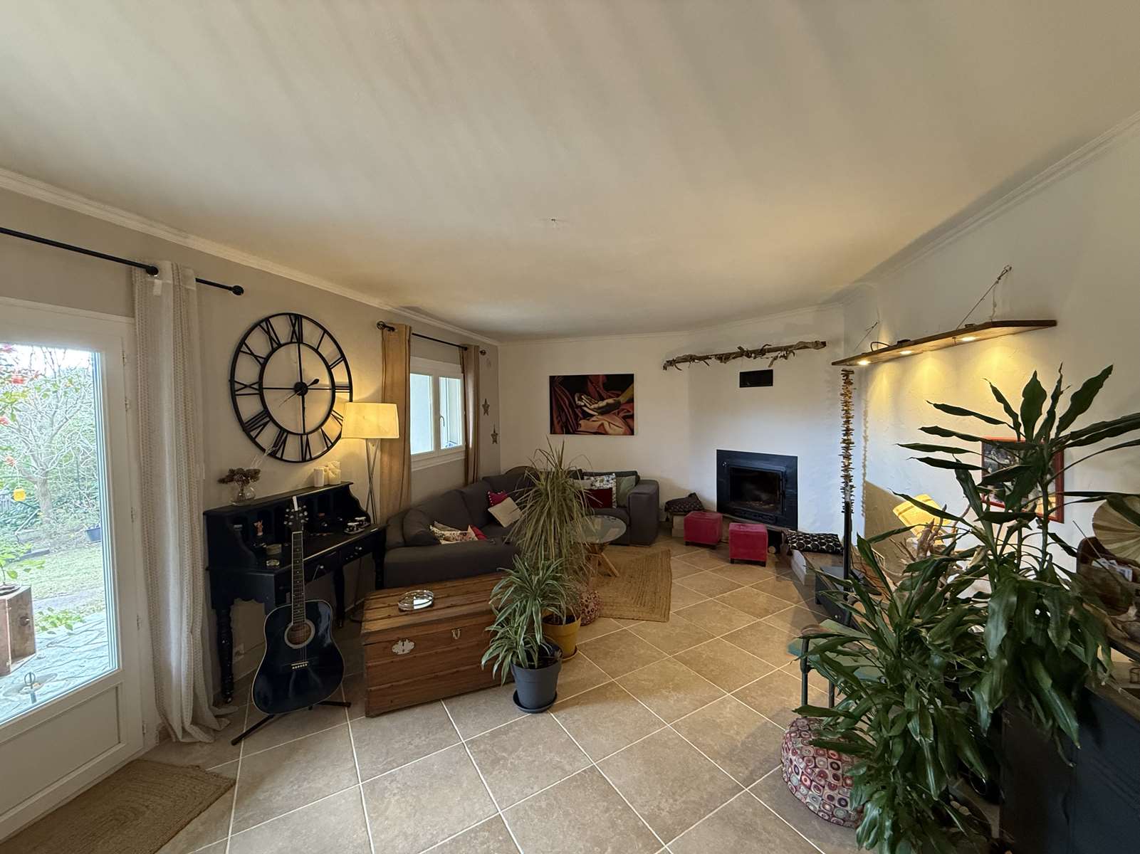 Linguizzetta, villa T4, bord de mer, située à quelques mètres de la plage, 66 m², en R+1, terrasse 45 m² vue mer, terrain clos 230 m².