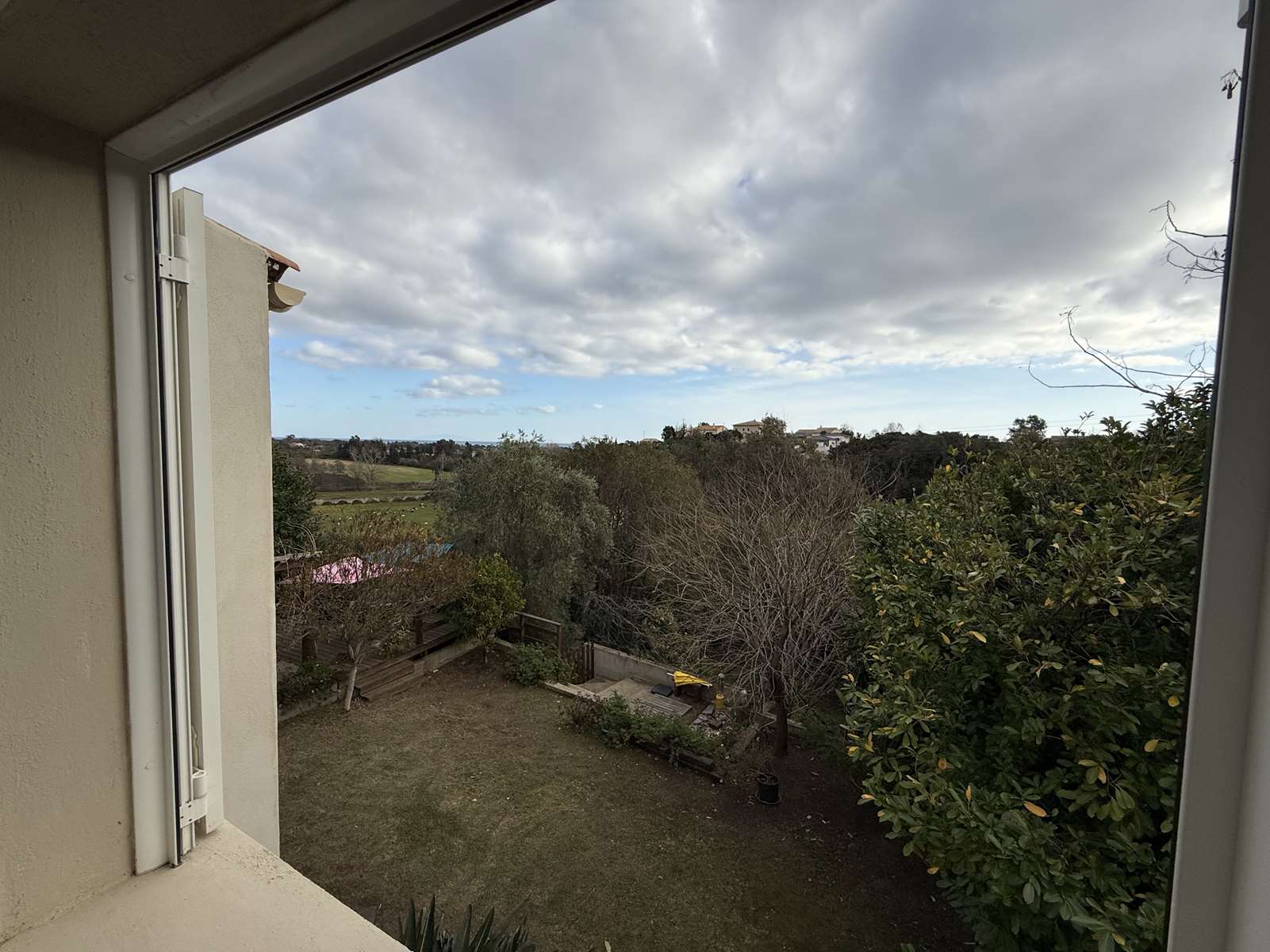 Linguizzetta, villa T4, bord de mer, située à quelques mètres de la plage, 66 m², en R+1, terrasse 45 m² vue mer, terrain clos 230 m².