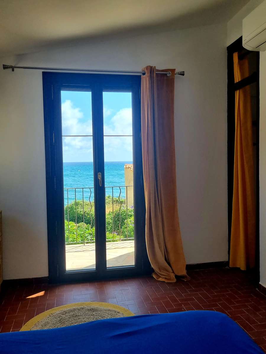 Linguizzetta, villa T4, bord de mer, située à quelques mètres de la plage, 66 m², en R+1, terrasse 45 m² vue mer, terrain clos 230 m².