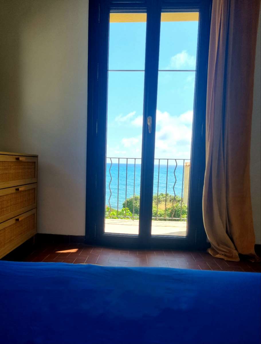 Linguizzetta, villa T4, bord de mer, située à quelques mètres de la plage, 66 m², en R+1, terrasse 45 m² vue mer, terrain clos 230 m².