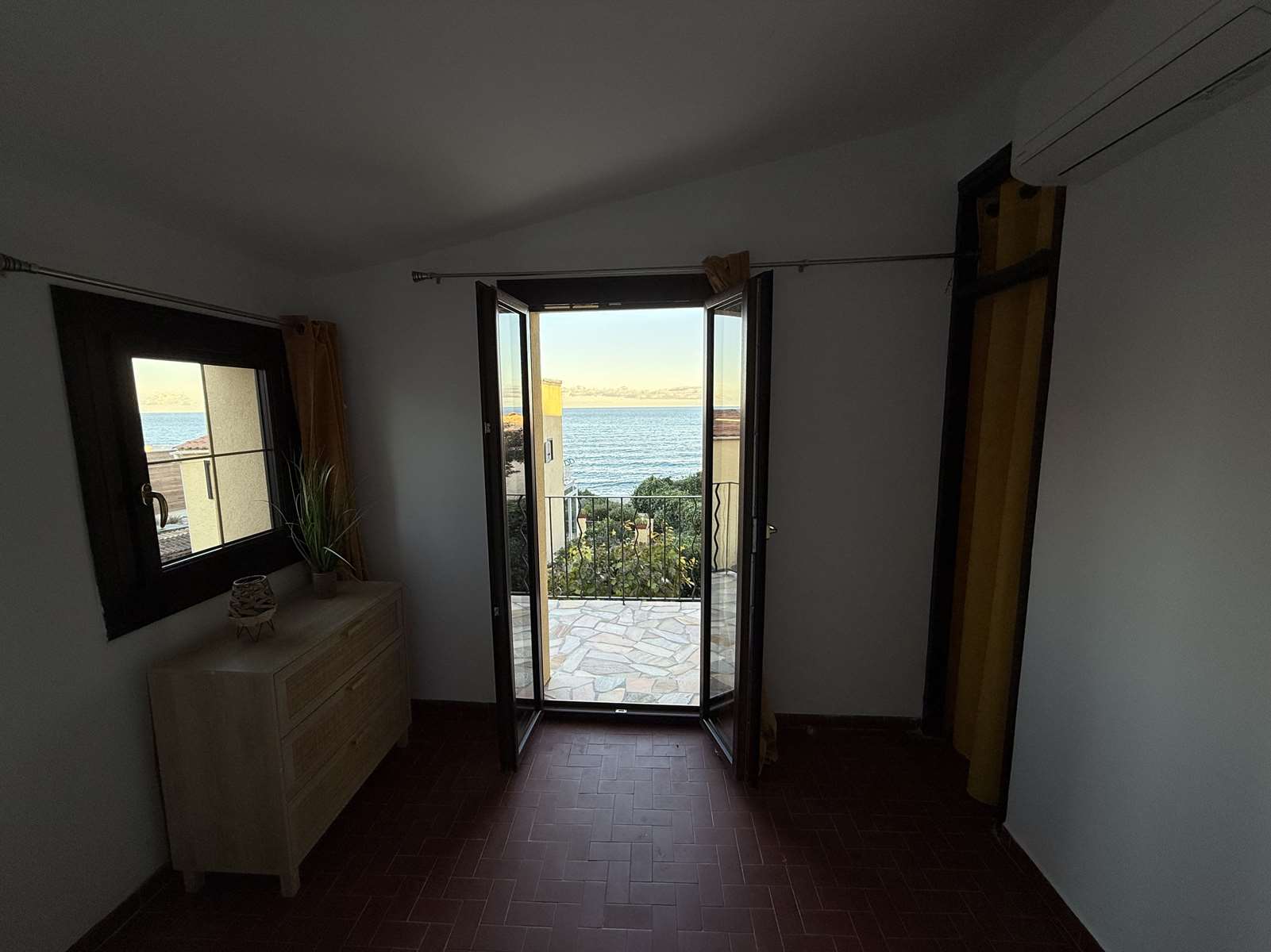 Linguizzetta, villa T4, bord de mer, située à quelques mètres de la plage, 66 m², en R+1, terrasse 45 m² vue mer, terrain clos 230 m².