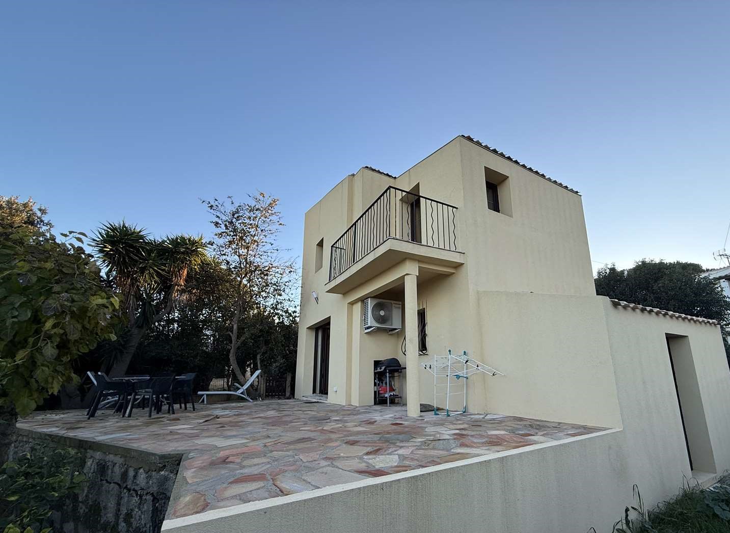 Linguizzetta, villa T4, bord de mer, située à quelques mètres de la plage, 66 m², en R+1, terrasse 45 m² vue mer, terrain clos 230 m².